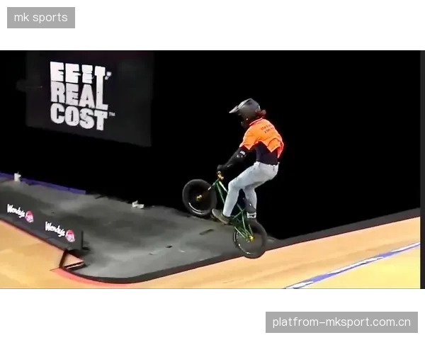 BMX决赛选手完成720°翻转，惊艳全场，引爆激情挑战极限！