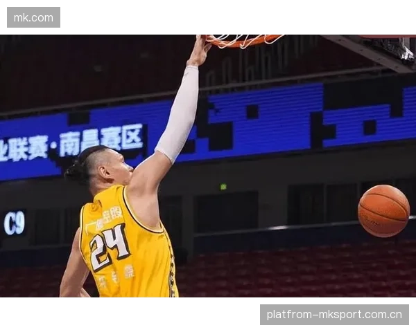 CBA球员隔扣上演力量与美感并存，燃爆篮球激情