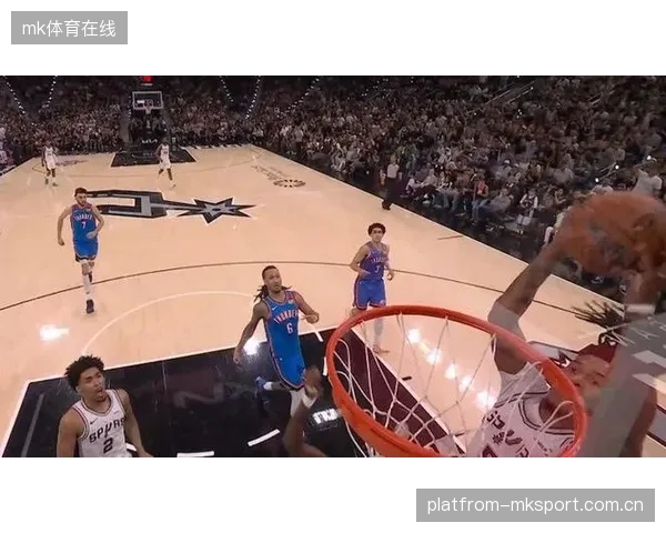 CBA突破分球助飞空接暴扣,震撼全场 CBA突破分球助飞空接暴扣,震撼全场